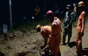 Jalan Penghubung Dua Desa Putus Tertimbun Longsor