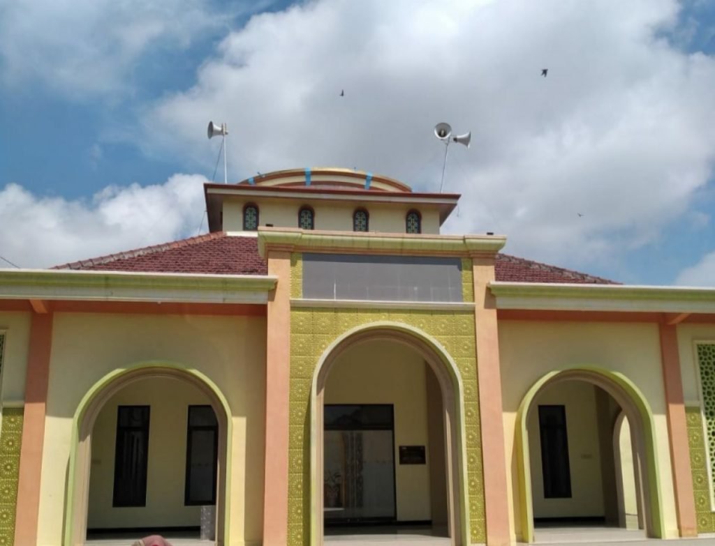 WOW ! Kubah Masjid Terbang Terbawa Angin