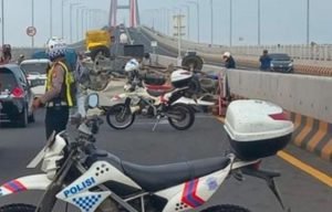 Pickup Terguling, Jembatan Suromadu Dipenuhi Migor