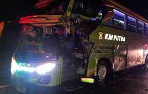 Bus Berisi 40 Pelajar Asal Ngawi Kecelakaan di Tol Jombang