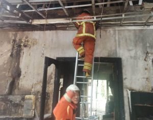 Kamar Lantai Dua di Rumah Mewah Surabaya Ludes Terbakar