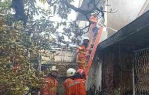 Diduga Karena Korsleting Listrik, Rumah di Ngagel Surabaya Ludes Terbakar