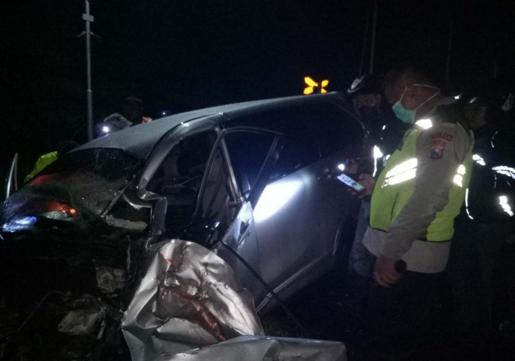 Mobil di Pasuruan Ringsek Usai Tersambar Kereta Api