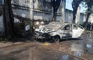 Mobil Patroli Polda Jatim Hangus Terbakar di Depan Gedung Balurjatim Sidoarjo