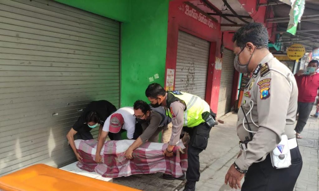 Mayat Misterius Tewas Tergeletak di Depan Warung Pecel Bikin Geger Warga