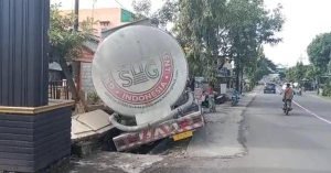 Tabrak Kantor Polisi, Sopir Truk Semen Tewas