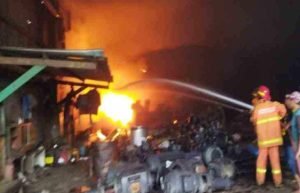 Gara-gara Percikan Api Las, Gudang Besi di Gresik Ludes Terbakar