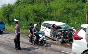 Adu Banteng, Truk Vs Avanza di Probolinggo Bikin Satu Orang Tewas