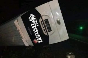 Mobil Elf Terguling, Satu Orang Tewas, Belasan Lainnya Luka-luka