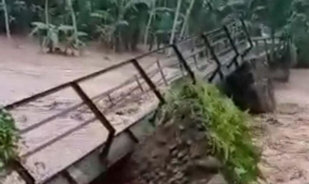 Diterjang Banjir, Jembatan Penghubung Dua Dusun di Banyuwangi Terputus