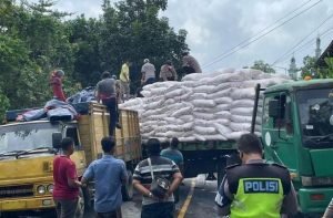 Tak Kuat Menanjak, Truk Muat Pupuk Melintang di Jalan Bikin Macet