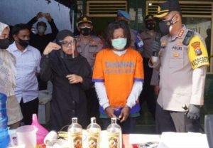 Nekat Produksi Miras Oplosan Pria Ini Berakhir Di Tahanan