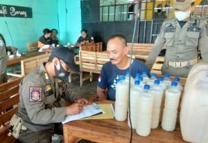 Jelang Ramadhan, Rutusan Botol Miras di Lamongan Diamankan