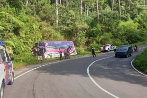 Gara-gara Rem Blong, Bus Pariwisata Asal Demak Tabrak Tebing di Sarangan, Magetan