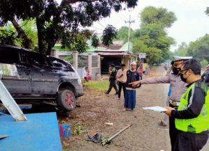 Mobil Rombongan D’Masiv Tabrak Pohon Hingga Tiang Lampu di Situbondo