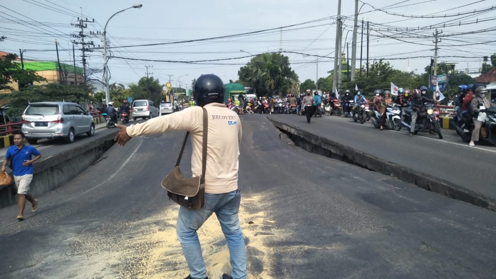 Jembatan di Jalur Pantura Lamongan Ambles