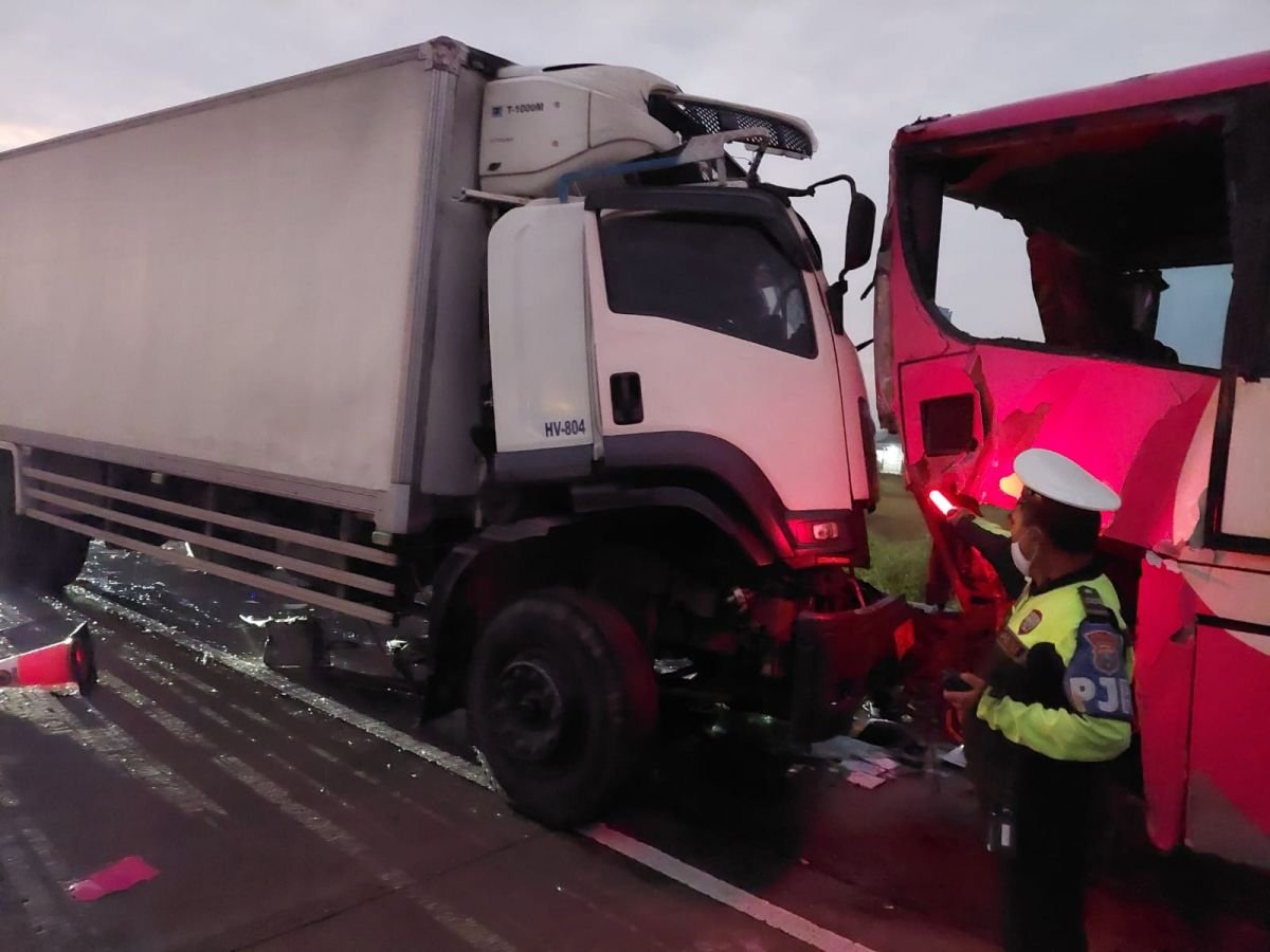 Kecelakaan Maut, Truk Tabrak Bus, Tol Gempol- Pasuruan,
