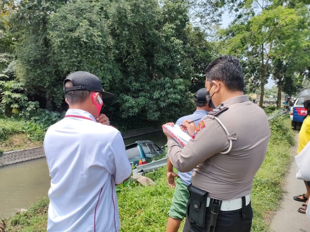 Mobil Kijang Terjun Ke Sungai Jombang Diduga Sopir Kurang Konsentrasi
