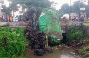 Hindari Pemotor, Truk Kontainer Terjun ke Sungai