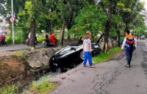 Salah Injak Pedal, Mobil Warga Surabaya Terjun Ke Sungai