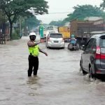 alur Pantura Pasuruan Terendam Banjir, Terpaksa Bikin Kendaraan Merayap