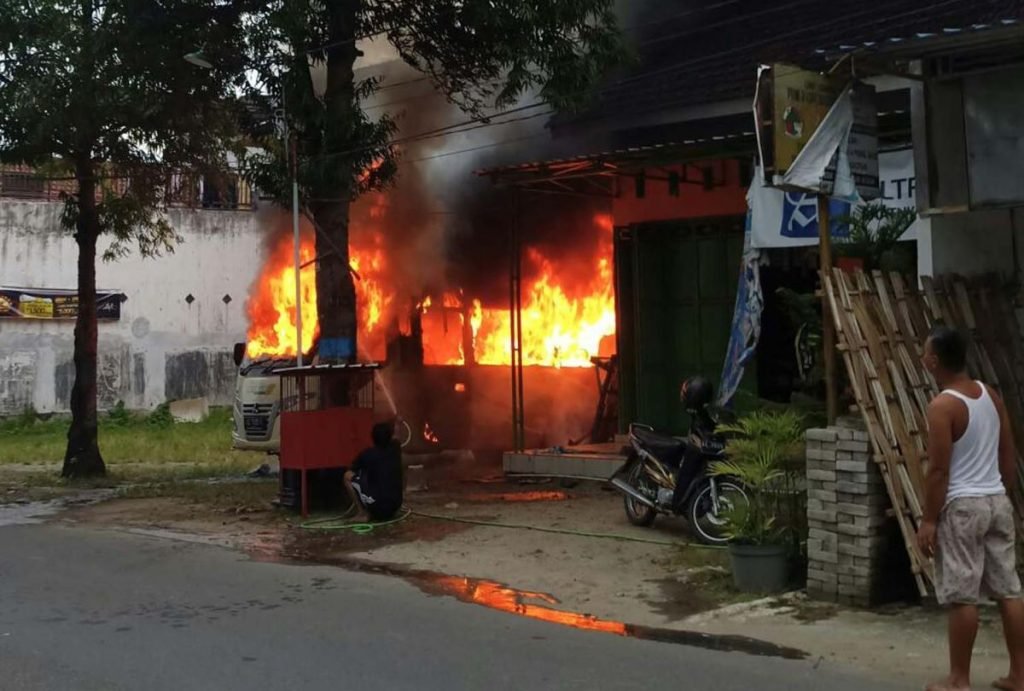 Gara-gara Korsleting Listrik, Bus Unida Ponorogo Hangus Terbakar