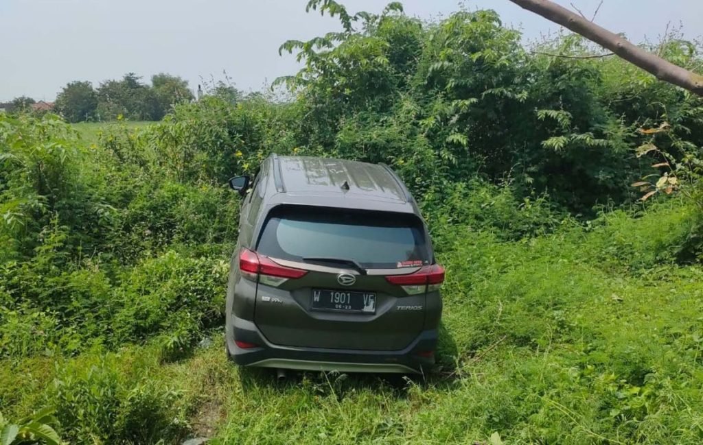 Sopir Mengantuk, Mobil Terios Keluar Jalur Tol Hingga Terperosok Ke Parit