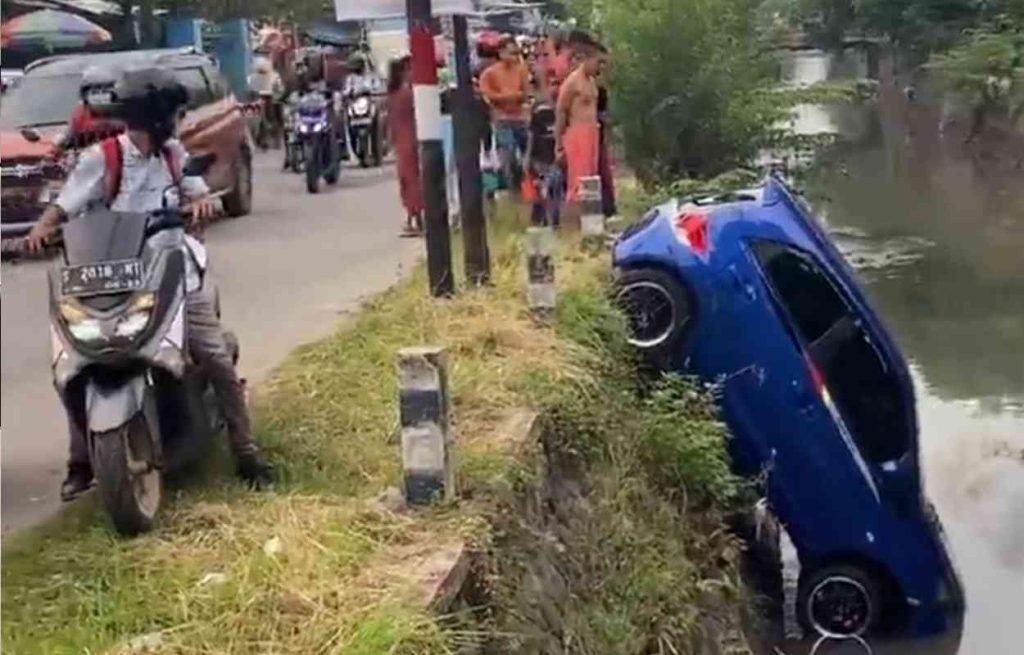 Lupa Belum Netralkan Persneling, Mobil Brio di Mojokerto Tercebur ke Sungai