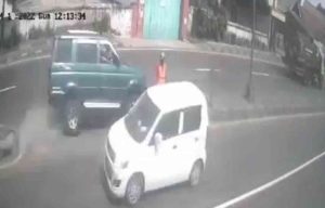 Detik-detik Penyeberang Jalan di Mojokerto Tersambar Mobil