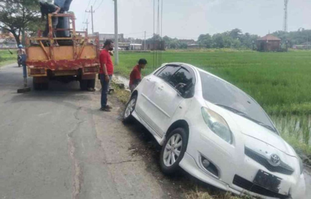 Mobil Toyota Yaris Terjun Ke Parit Usai Diserang Rombongan Konvoi SMA