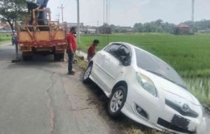 Mobil Toyota Yaris Terjun Ke Parit Usai Diserang Rombongan Konvoi SMA