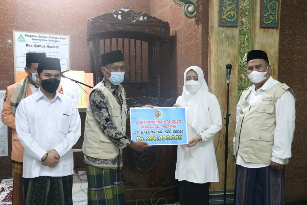 Safari Ramadhan, Bupati Mojokerto Serahkan Dana Hibah Untuk Masjid