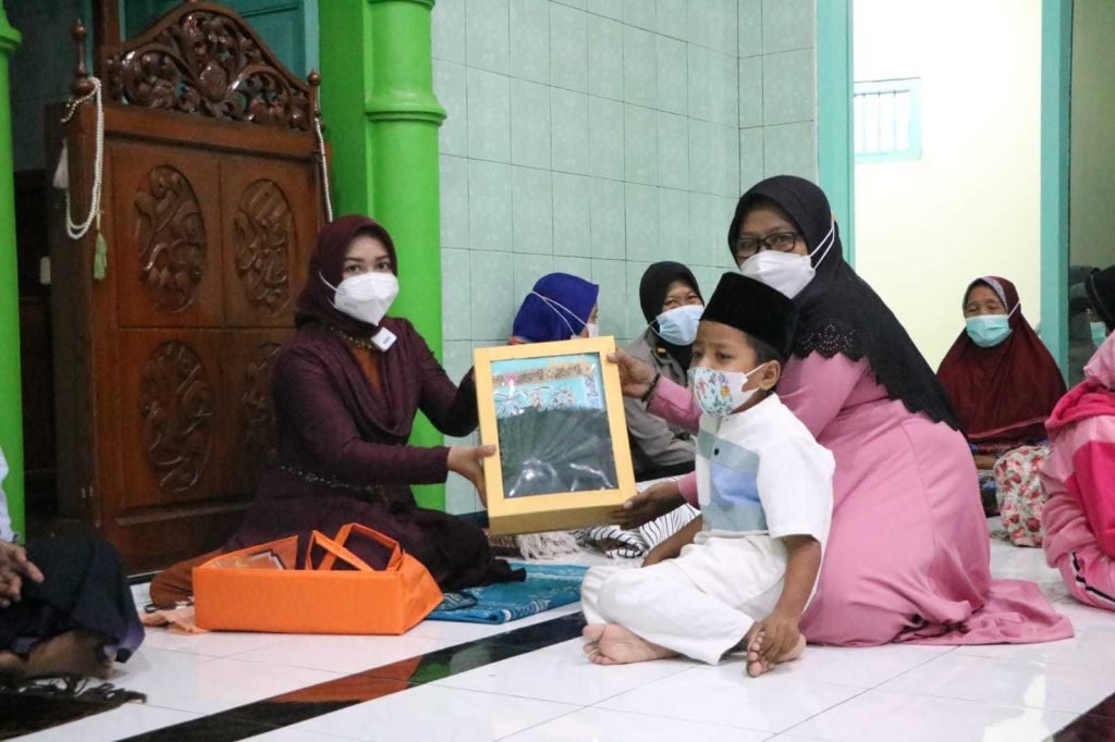 Janda Lansia Terima Zakat Mall dari Ning Ita