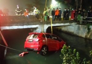 Tabrak Pembatas Jalan, Mobil Honda Jazz Terjun Ke Sungai