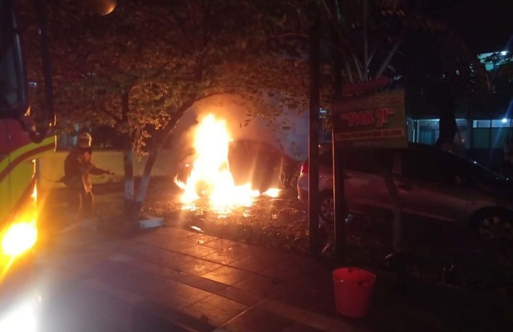 Mobil Mercy Mendadak Terbakar di Jl Hayam Wuruk Surabaya
