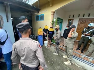 Asyik Bermesraan Dalam Kamar Kos, 9 Pasangan Bukan Pasutri Terjaring Razia