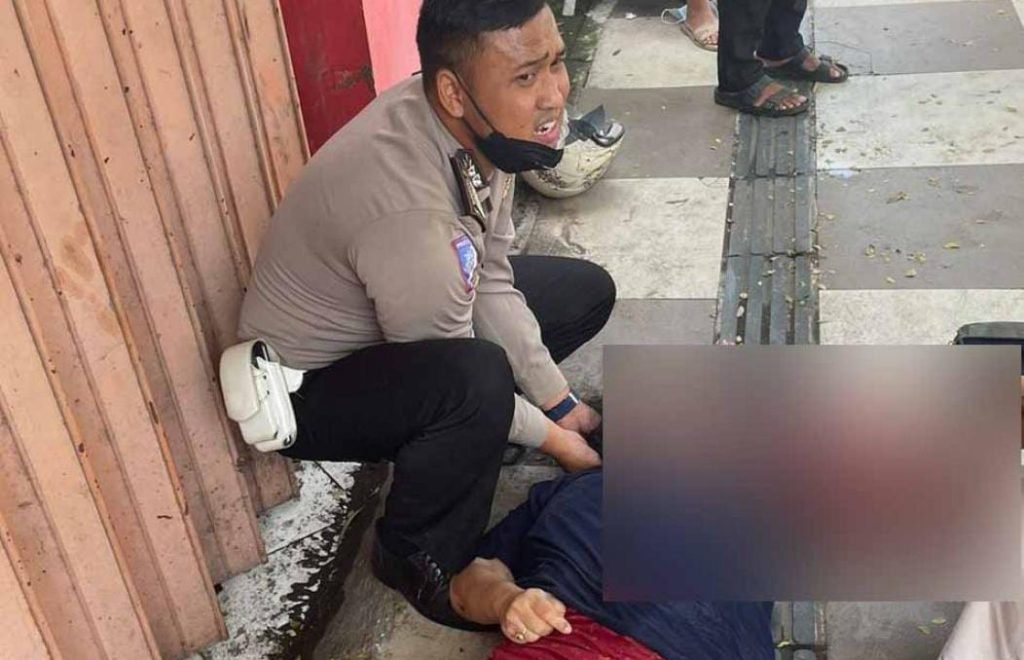 Parkir di Tepi Jalan, Pengendara Mio Ditabrak Mobil Xenia