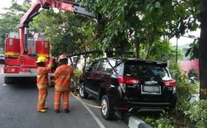 Kantuk Berat, Mobil Innova Sasak Pembatas Jalan