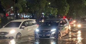 Diguyur Hujan, Surabaya Direndam Banjir Hingga Pohon Tumbang