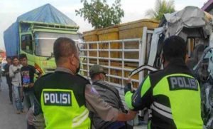 Tabrak Truk Gandeng, Sopir Pickup Tewas Terjepit