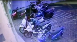 Parkir di Minimarket, Motor Milik Istri Brimob Polda Jatim Digasak Maling