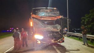 Tabrak Truk Semen di Tol Jomo, Bus Pariwisata Bawa 34 Penumpang Ringsek