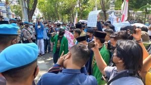 Tolak Jokowi 3 Periode, Aliansi BEM Sampang Geruduk Kantor DPRD