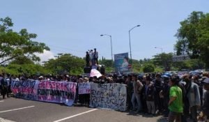 Mahasiswa Bangkalan Blokade Akses Suramadu Tolak Jokowi 3 Periode