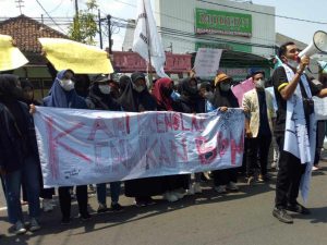 Tolak Penundaan Pemilu, Mahasiswa Jombang Luruk Kantor DPRD