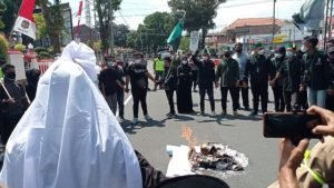 Unjuk Rasa HMI Blitar Diwarnai Aksi Saling Dorong Hingga Bakar Ban