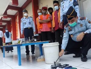 Razia Rutan Ponorogo, Petugas Temukan Ponsel Hingga Senjata Tajam