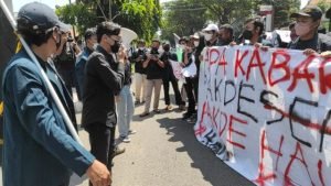 Tolak Kenaikan Harga BBM, Mahasiswa Kediri Geruduk Kator DPRD