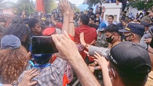 Demo Mahasiswa di Ternate Kisruh, Massa Aksi Saling Lempar dengan Pihak Kepolisian