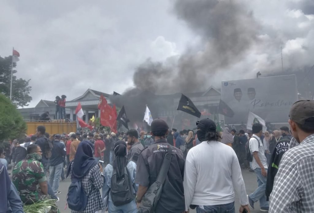 Kepung Kantor Walikota Ternate, Tuntut Turunkan Harga BBM dan Sembako